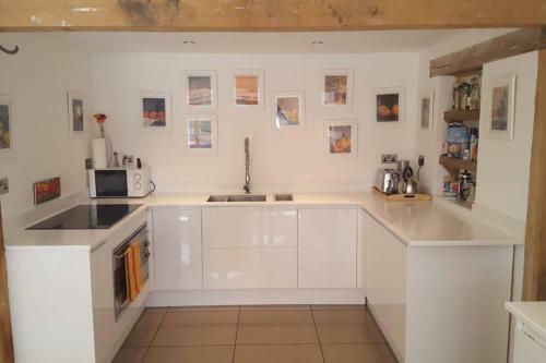 Prestwick Oak - Open Plan 2 Double Ensuite Rural Oak Framed House Sleeps 4 Plus Aonb