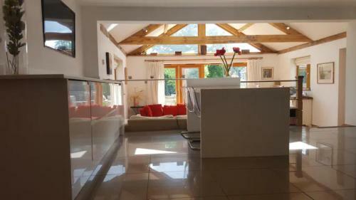 Prestwick Oak - Open Plan 2 Double Ensuite Rural Oak Framed House Sleeps 4 Plus Aonb