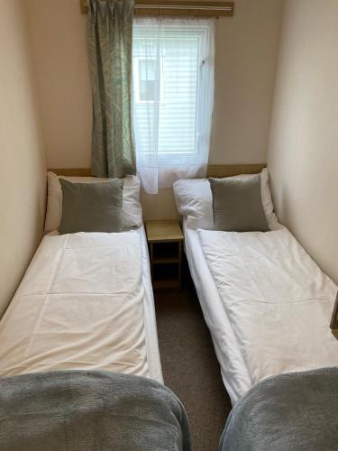 5 Mins Walk To Beach. 3 Bedroom Caravan. Sleeps 8