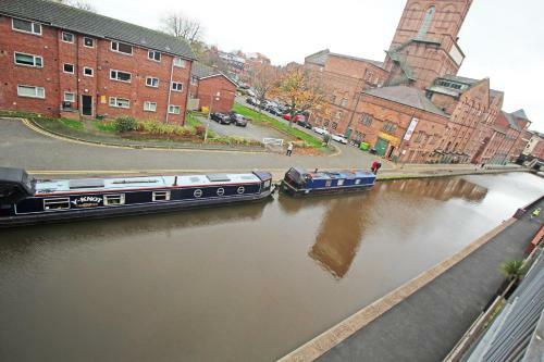 Canal Side Apartment In Chester