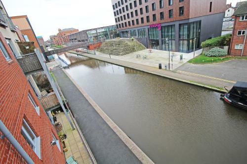 Canal Side Apartment In Chester