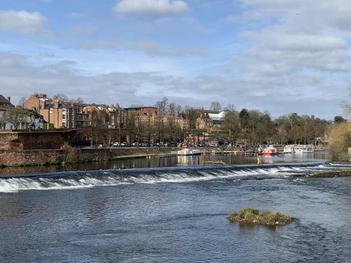Spacious Designer Apartment Close To The River Dee