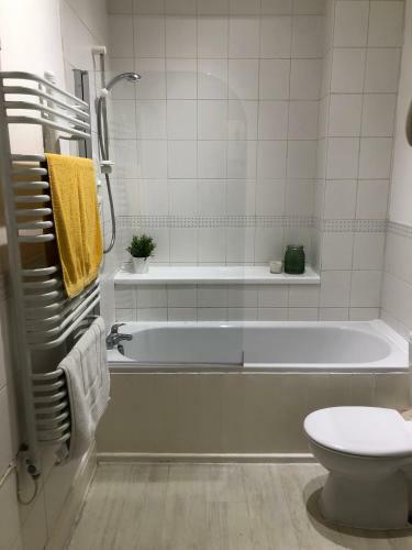 Stylish Apartment With Secure Parking Close To City