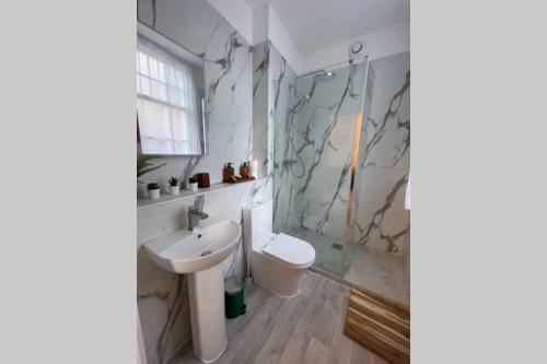Boutique City Centre Apartment With Parking