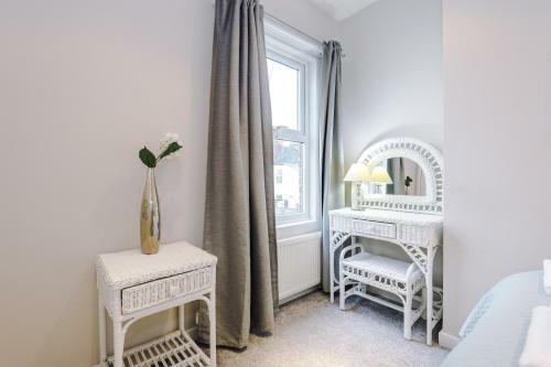 Quaint 2 Bedroom City Cottage