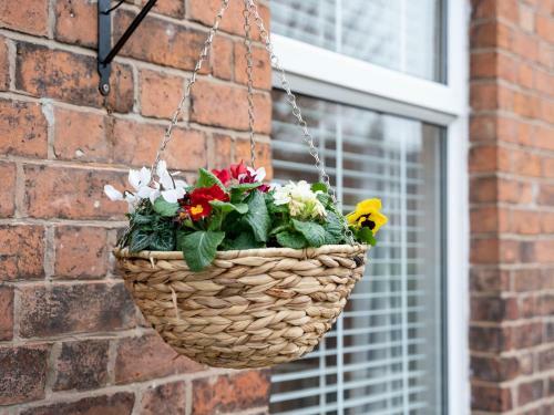 Pass The Keys Cosy, 2-bed Home In Popular Handbridge - Parking