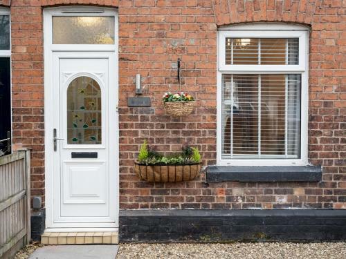 Pass The Keys Cosy, 2-bed Home In Popular Handbridge - Parking