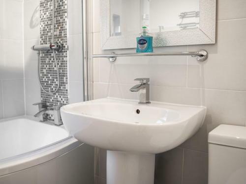 Pass The Keys Cosy, 2-bed Home In Popular Handbridge - Parking