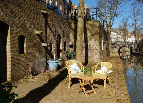 Large Historical Apartment & Canal Terrace