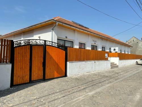Hostal Pensiunea Bazaltkert