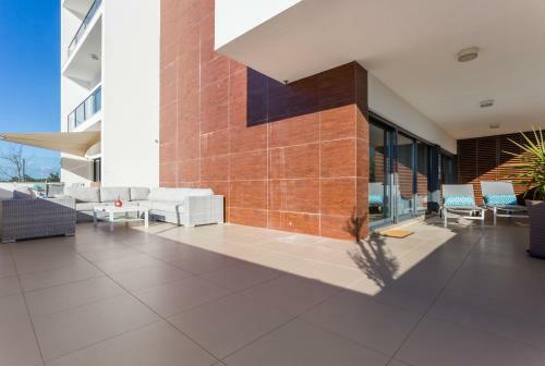 Spacious Balcony Family Apartment
