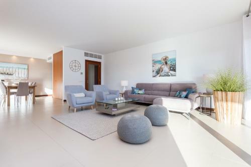 Spacious Balcony Family Apartment