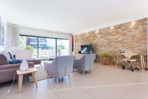 Spacious Balcony Family Apartment
