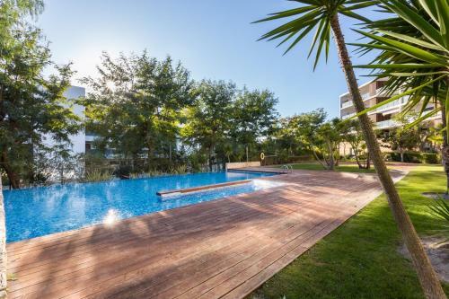 Luxurious And Bright Marina Village Apartment