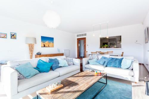 Luxurious And Bright Marina Village Apartment