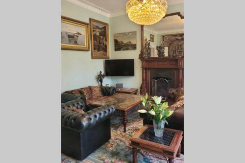 Luxurious Apartment In Historic Mansion - Sleeps 7