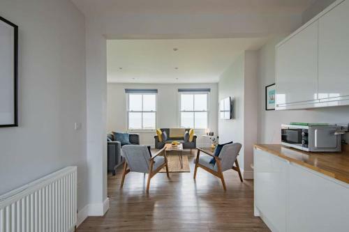 Stunning Large Sea View Apartment - The Lookout
