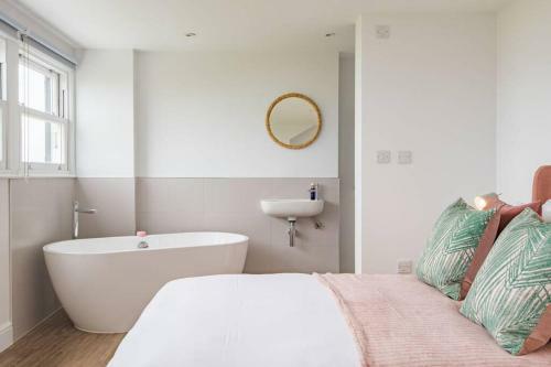 Stunning Large Sea View Apartment - The Lookout