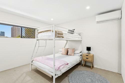 Spacious Apartment With Pool In Prime Location