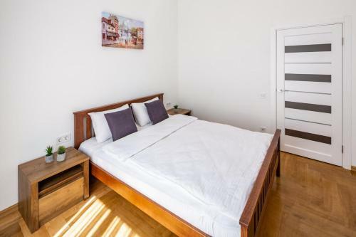 Three Bedroom Apartment On Rynok Square