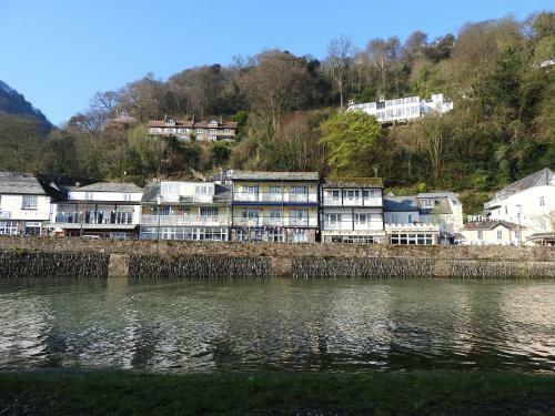 Hostal Riverside Cottage