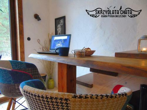 Skrzydlata Chata / Osada Ptosek Bieszczady