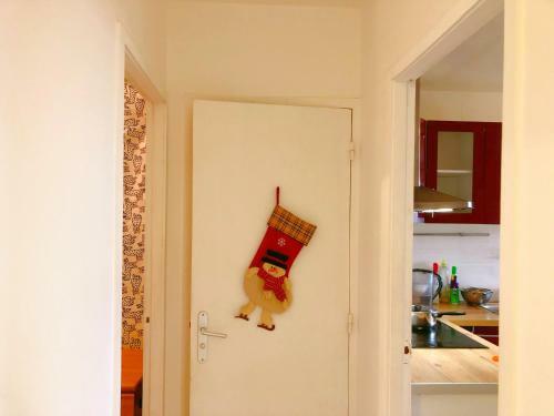 A Simple Bedroom In A Shared Apartment 20 Min To Paris Center