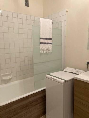 Spacious Apartment With Balcony And Free Parking