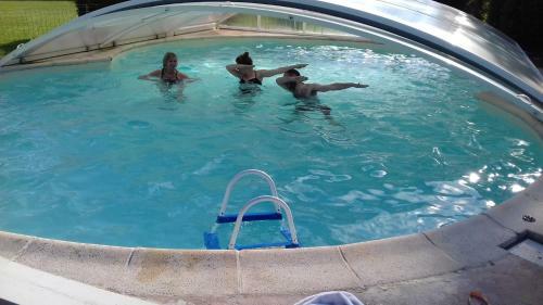 Les 2 Chaumi�res Avec Piscine
