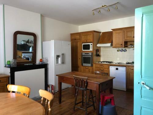 Large 100 Year Old House In Lovely Walking Area