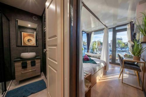 Maison Flottante Sur La Mer Bain Patte de Lion