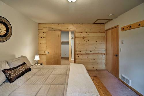 Trego Cabin With Mountain Views And Lake Access!