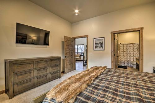 Modern Townhome With Rooftop Deck And Hot Tub!