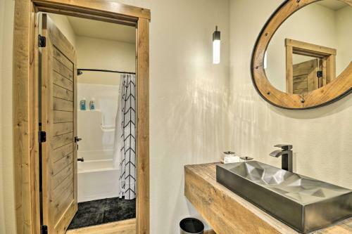 Modern Townhome With Rooftop Deck And Hot Tub!