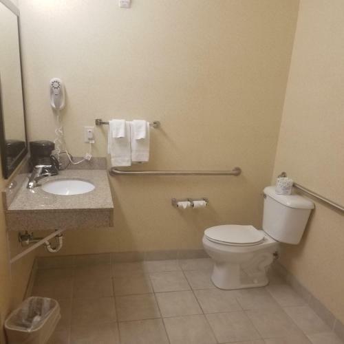 Hotel Comfort Suites At Royal Ridges