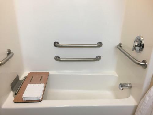 Hotel Comfort Suites At Royal Ridges