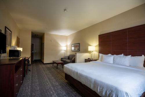 Hotel Comfort Suites At Royal Ridges