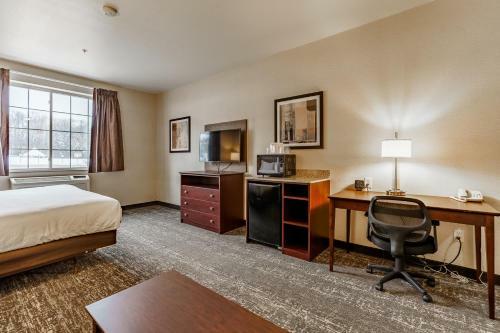 Hotel Comfort Suites At Royal Ridges