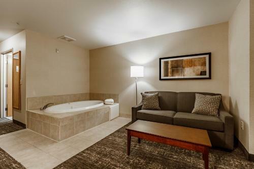 Hotel Comfort Suites At Royal Ridges