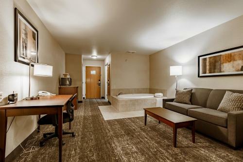 Hotel Comfort Suites At Royal Ridges