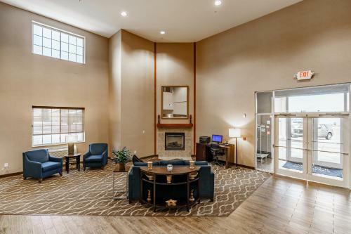 Hotel Comfort Suites At Royal Ridges