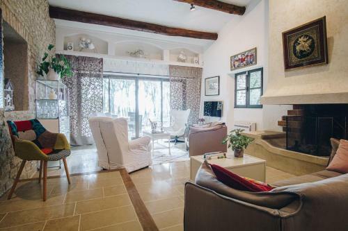 Maison Situ�e En Campagne Et Au Calme � Gordes