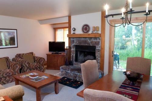 Hotel The Aspens Racquet Club