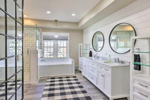 Luxe Omaha Home With Yard - 3 Mi To Downtown!