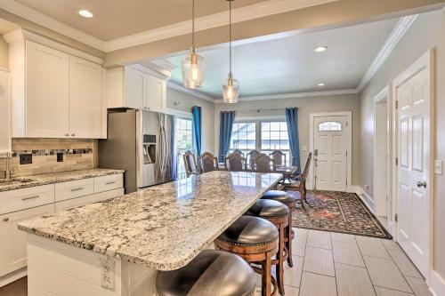 Luxe Omaha Home With Yard - 3 Mi To Downtown!