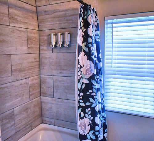 Beautiful Midtown Luxe Home Sleeps 8