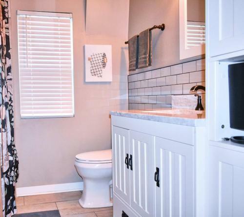 Beautiful Midtown Luxe Home Sleeps 8