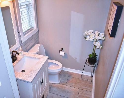 Beautiful Midtown Luxe Home Sleeps 8