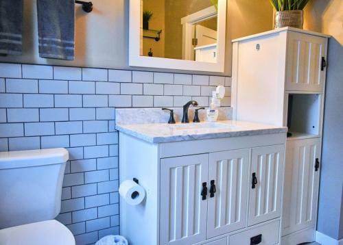 Beautiful Midtown Luxe Home Sleeps 8