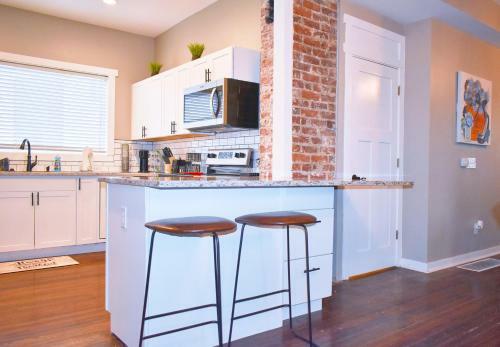 Beautiful Midtown Luxe Home Sleeps 8